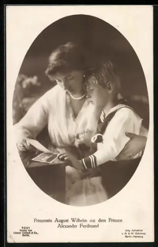 AK Prinzessin August Wilhelm mit Prinz Alexander Ferdinand lesen einen Brief