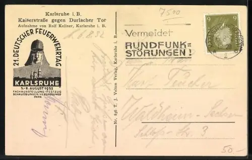AK Karlsruhe, Kaiserstrasse mit Strassenbahnen und Blick auf das Durlacher Tor