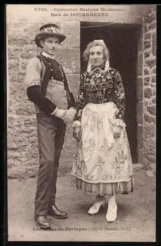 AK Paar in Tracht aus Douarnenez vor ihrem Haus