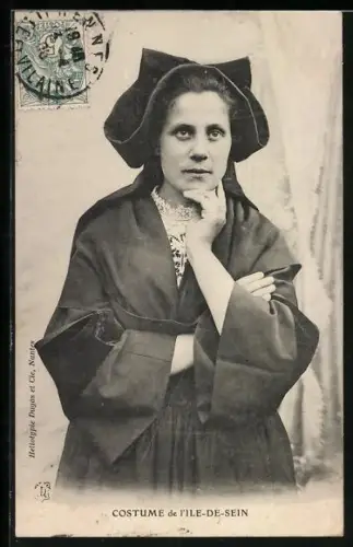 AK Ile-de-Sein, Junge Frau in Tracht