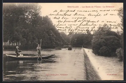 AK Vincelles, Les Bords de l`Yonne, Le Déversoir avec barques et rameurs