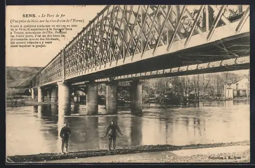 AK Sens, Le Pont de fer sur l`Yonne avec promenade et pêcheurs en avant-plan