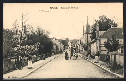 AK Toucy, Faubourg d`Orléans avec passants et calèche