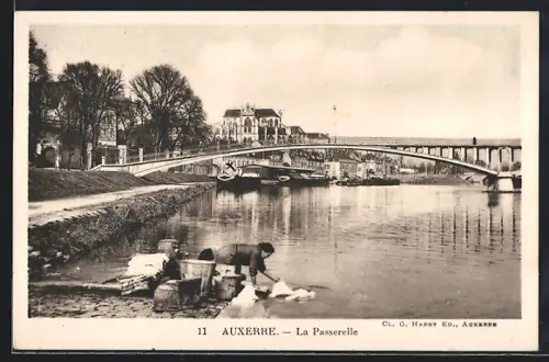 AK Auxerre, La Passerelle et scène de lessive au bord de l`eau