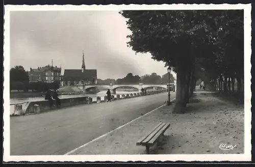 AK Sens /Yonne, Quai Linet-Landry avec vue sur l`église et le pont