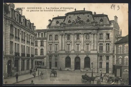 AK Auxerre, La Caisse d`Epargne et Société Générale à gauche, scène urbaine avec calèches et passants