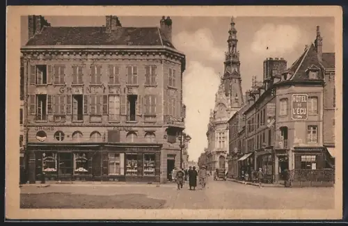 AK Sens, Rue de la République avec bâtiments et passants