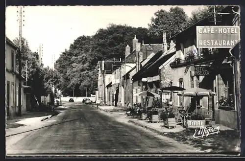AK Theil-sur-Vanne /Yonne, Route de Noé, rue principale avec café-hôtel et restaurant