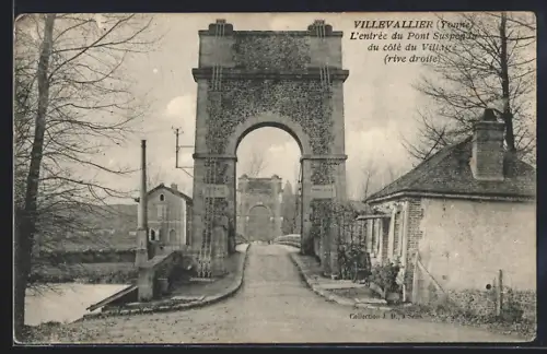 AK Villevallier /Yonne, L`entrée du Pont Suspendu du côté du Village, rive droite