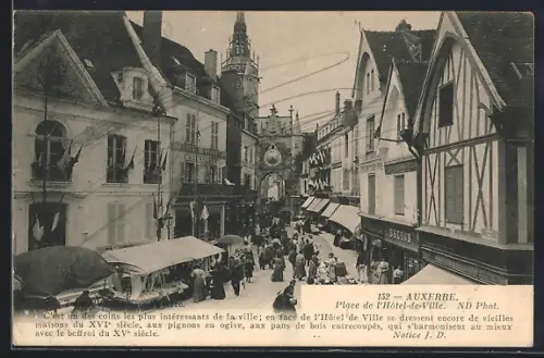 AK Auxerre, Place de l`Hôtel-de-Ville avec maisons anciennes et beffroi du XVe siècle