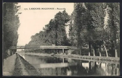 AK Laroche-Migennes, Passerelle au-dessus du canal entourée d`arbres