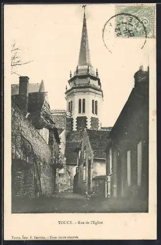 AK Toucy, Rue de l`Église et clocher pittoresque
