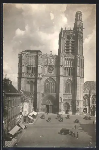 AK Sens, Vue de la cathédrale Saint-Étienne et de la place animée par des voitures anciennes