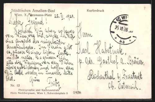 AK Wien, Städtisches Amalien-Bad am Reumann-Platz, Frau mit einem Kinderwagen