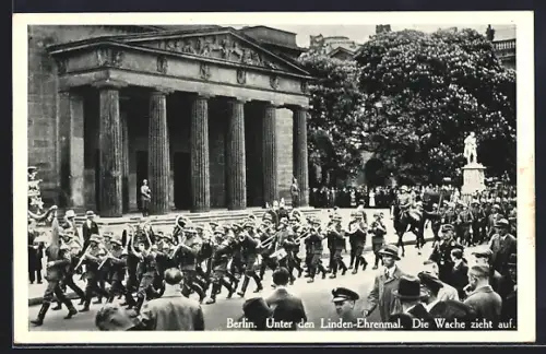 AK Berlin, Die Wache zieht auf am Ehrenmal Unter den Linden