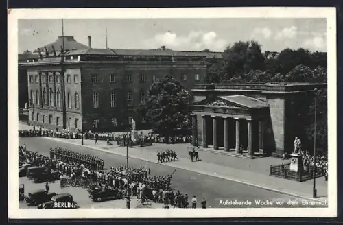 AK Berlin, Aufziehende Wache vor dem Ehrenmal