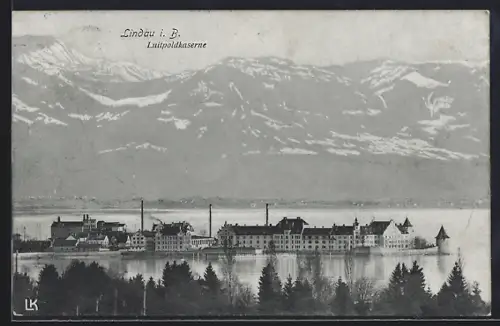 AK Lindau i. B., Luitpoldkaserne gegen die Berge