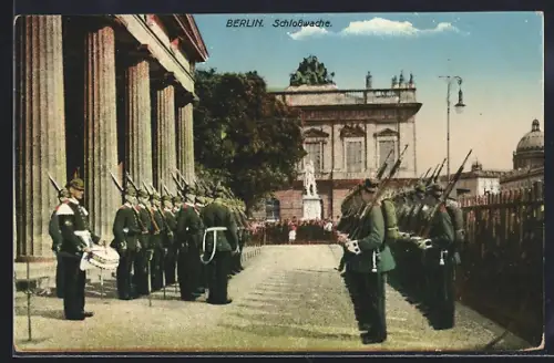 AK Berlin, Neue Wache mit Soldaten