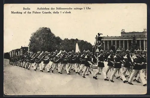 AK Berlin, Aufziehen der Schlosswache mittags 1 Uhr, Parade von Soldaten mit Pickelhauben