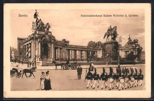 AK Berlin, Soldaten marschieren am Nationaldenkmal Kaiser Wilhelm des Grossen vorbei, Pferdekutsche