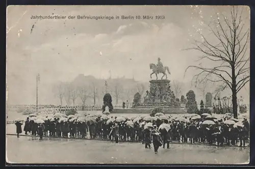 AK Berlin, Besucher auf dem Königsplatz mit Regenschirmen bei der Jahrundertfeier der Befreiungskriege