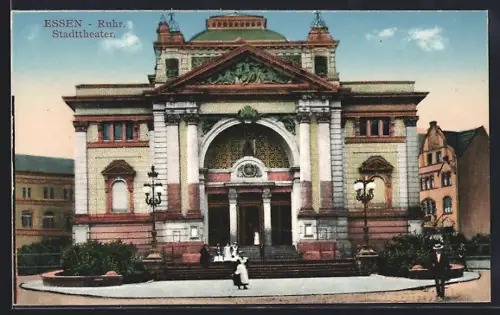 AK Essen /Ruhr, Stadttheater mit Passanten auf dem Vorplatz