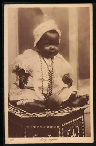 AK Afrikanisches Baby im weissen Kleid, afrikanische Volkstypen