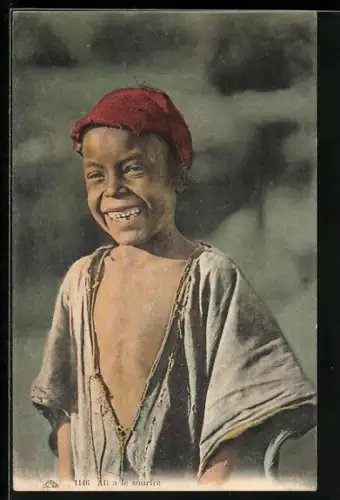 AK Ali a le sourire, arabischer Junge mit roter Kappe