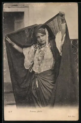 AK Tunisie, Femme Arabe, arabische Frau im Kleid mit Tuch