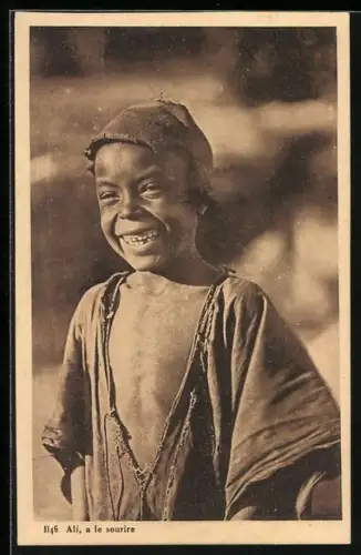 AK Ali a le sourire, arabischer Junge mit roter Kappe