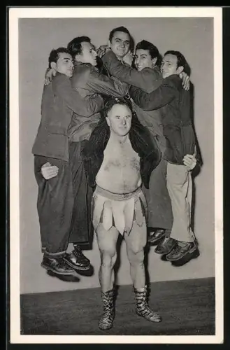 AK Milo Barus beim Kraftsport hebt fünf Männer