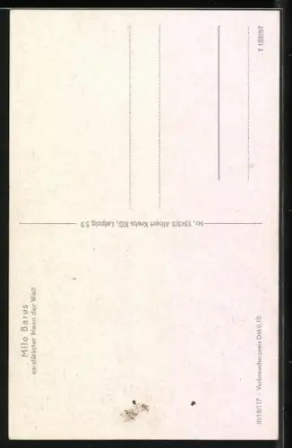 AK Milo Barus beim Kraftsport hebt fünf Männer