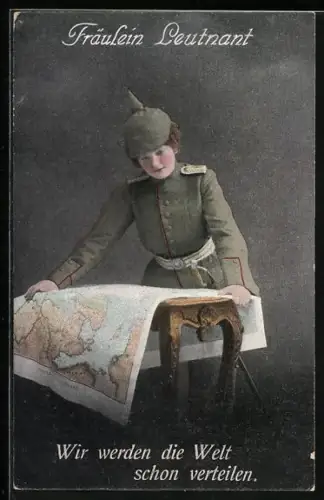 AK Fräulein Leutnant, Frau in Feldgrau mit Pickelhaube studiert taktische Landkarte