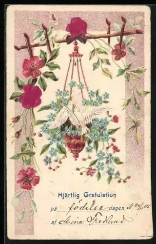 Stoff-Präge-AK Zwei Tauben in einem Korb mit Vergissmeinnicht, Hjärtlig Gratulation