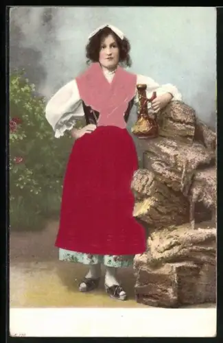 Stoff-Präge-AK Frau in italienischer Tracht