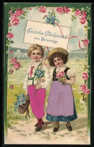 Stoff-Präge-AK Zwei Kinder mit Rosen und Vergissmeinnicht halten ein Schild, Herzlichen Glückwunsch zum Geburtstage