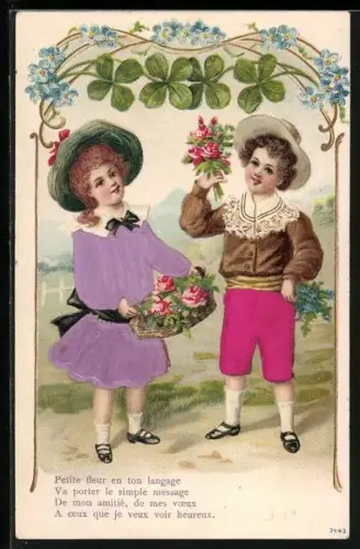 Stoff-Präge-AK Zwei Kinder mit Rosen und Kleeblättern, Petite fleur en ton langage, Va porter le simple message...