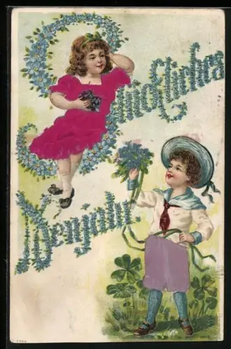 Stoff-Präge-AK Junge in Matrosenanzug und Mädchen mit Vergissmeinnnicht, Glückliches Neujahr