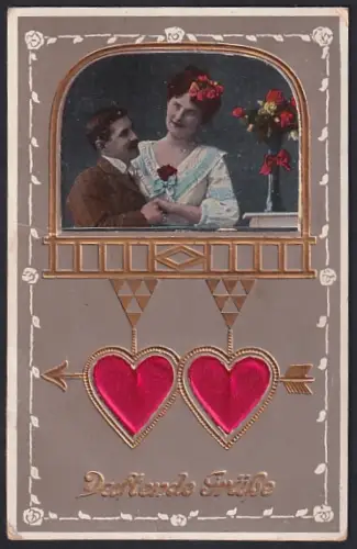 Stoff-Präge-AK Paar mit Blumenvase und Herzen, Duftende Grüsse