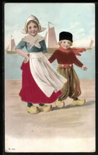 Stoff-Präge-AK Kleines Paar in niederländischer Tracht am Meer