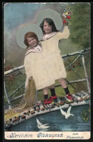 Stoff-Präge-AK Zwei Kinder in Matrosenanzügen auf einer Brücke