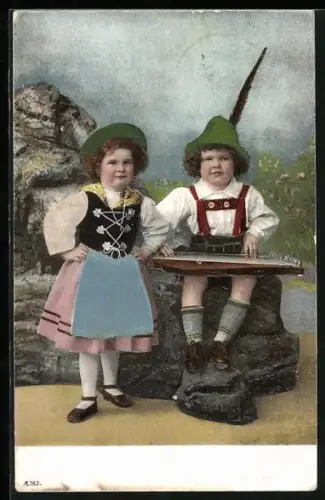 Stoff-Präge-AK Kleines Paar in Tracht mit Zither