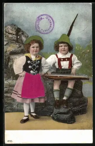 Stoff-Präge-AK Niedliches Kinderpaar in bayrischer Tracht
