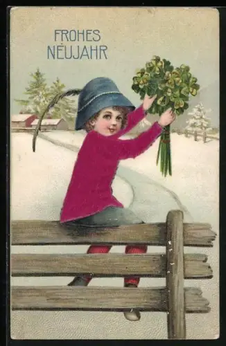 Stoff-Präge-AK Kind auf einem Zaun mit einem Strauss Kleeblätter, Frohes Neujahr