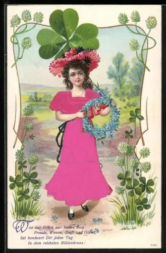 Stoff-Präge-AK Mädchen mit riesigem Kleeblatt und Kranz aus Vergissmeinnicht