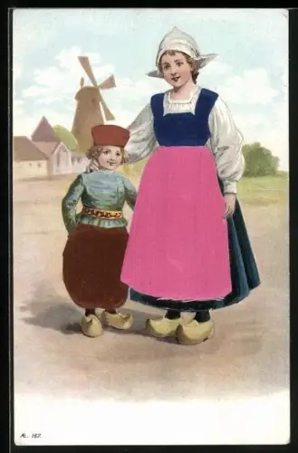 Stoff-Präge-AK Holländerin mit Jungen in Holzschuhen, Im Hintergrund Windmühle