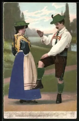 Stoff-Präge-AK Paar in Tracht beim Tanz