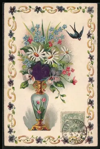 Stoff-Präge-AK Schwalbe mit einer Blumenvase, Margeriten, Vergissmeinnicht, Stiefmütterchen