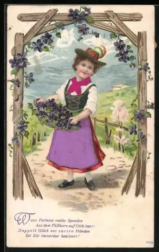 Stoff-Präge-AK Mädchen in traditioneller Kleidung mit Korb voller Vergissmeinnicht