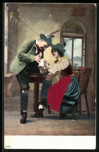 Stoff-Präge-AK Liebespaar schaut tief ins Glas, Hüte aus Stoff